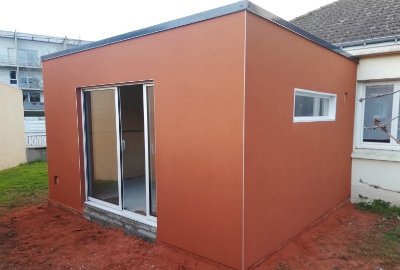 ANNEXE DE JARDIN BETON ENDUIT ACCOLEE PAR ABRIDIS